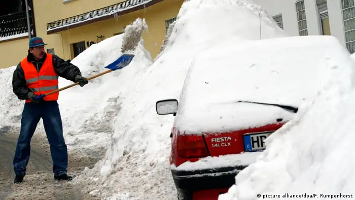 Deutschland Schneeschaufeln