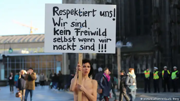 Köln Aktions-Künstlerin Milo Moire Protest Kölner Dom