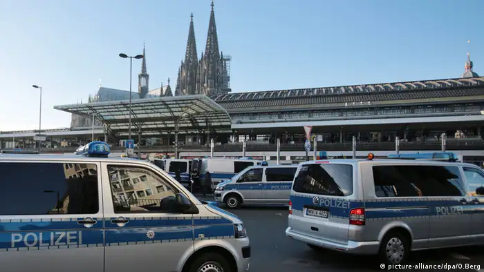 Deutschland Köln Polizei Vorbereitung Demonstrationen Pegida Gegendemonstranten Vorbereitungen 