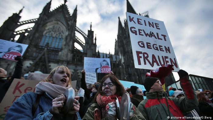 Deutschland Köln Demonstrationen Pegida Gegendemonstranten