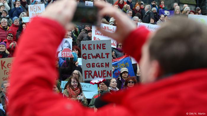 Koln Drei Demos Und Aggressive Hooligans Deutschland Dw 09 01 2016