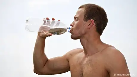 Symbolbild Wasser trinken Gesundheit 