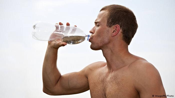 Symbolbild Wasser trinken Gesundheit 