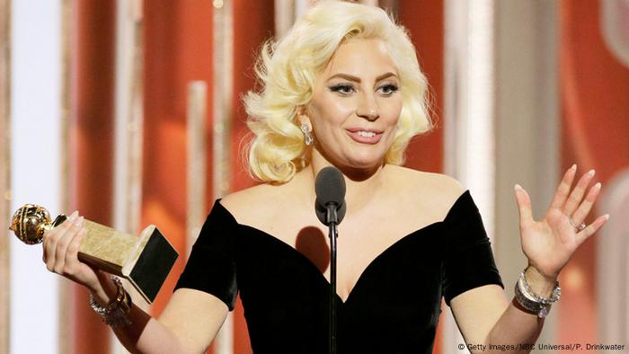 Lady Gaga mit Golden Globe (Foto: Getty Images/NBC Universal/P. Drinkwater)