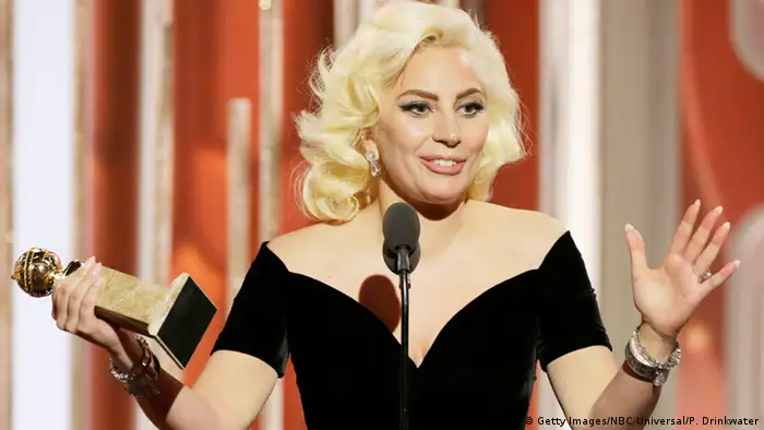 Lady Gaga mit Golden Globe (Foto: Getty Images/NBC Universal/P. Drinkwater)