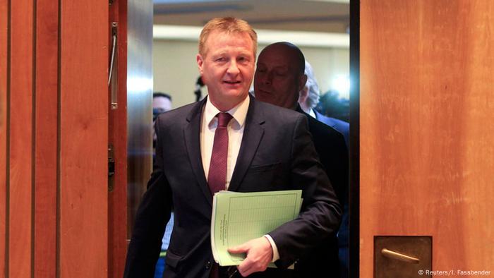 Deutschland Ralf Jäger Innenausschuss NRW-Landtag (Reuters/I. Fassbender)