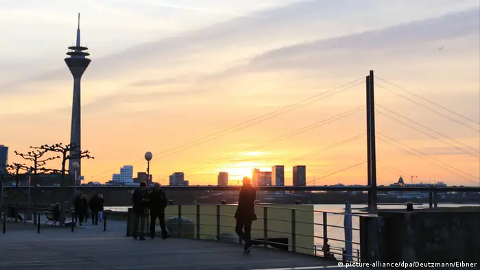 Düsseldorf Stadtansicht Rhein Brücke Fernsehturm Sonnenuntergang