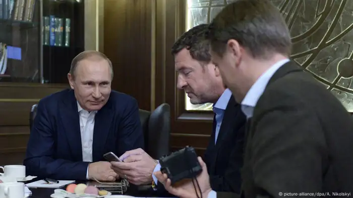 Putin being interviewed by Bild reporters in Sochi (picture-alliance/dpa/A. Nikolskyi)