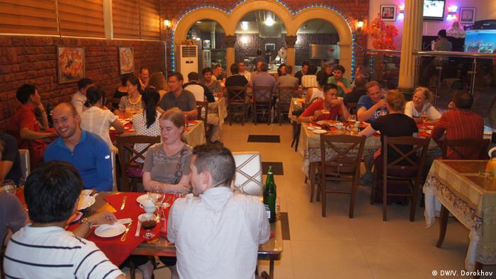 Иностранные туристы в пиццерии в Пхеньяне