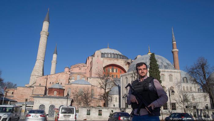 Türkei Anschlag in Istanbul - Polizist vor Hagia Sophia