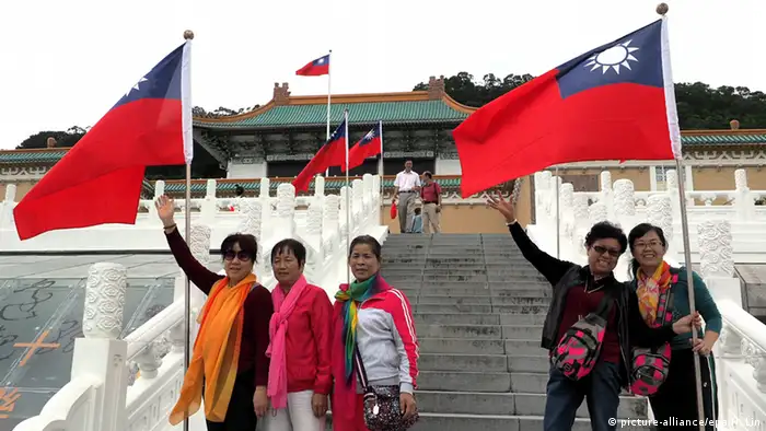 Chinesische Touristen vor dem Nationalen Museum in Taipei