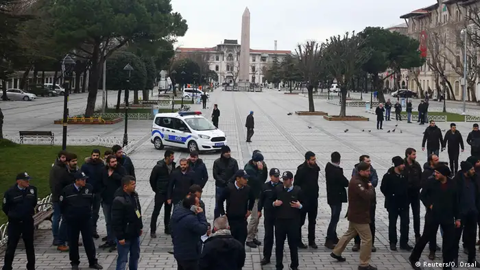Türkei Sicherheitskräfte am Anschlagsort in Istanbul am Tag danach