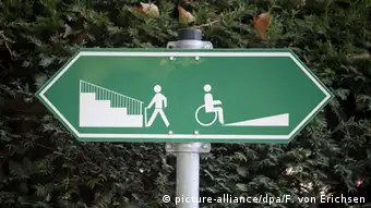 Deutschland Schild Treppe für Rollstuhlfahrer und Fußgänger