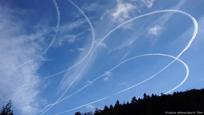 Schleifenförmige Kondensstreifen am Himmel (Foto: picture alliance/dpa/H. Tittel)