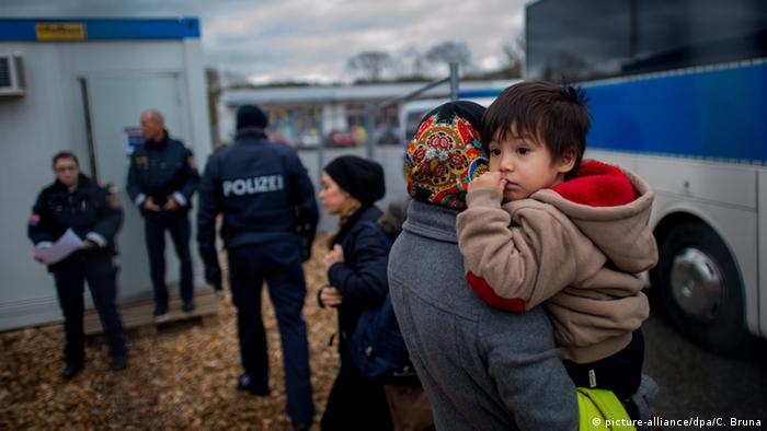 Deutschland Flüchtlinge am Grenzübergang in Schärding (picture-alliance/dpa/C. Bruna)