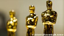 ARCHIV - Mehrere Oscars stehen am 07.11.2012 im Deutschen Filmmuseum in Frankfurt am Main (Hessen). Foto: Nicolas Armer/dpa (zu dpa Oscars 2016 am 28. Februar vom 09.04.2015) +++(c) dpa - Bildfunk+++ Copyright: picture-alliance/dpa/N. Armer