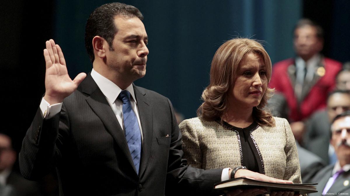 Ex-comedian sworn in as President of Guatemala – DW – 01/15/2016