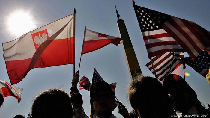 Flaggen USA und Polen (Getty Images/AFP/D. Dilkoff)