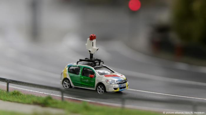 Google Street View car in Miniatur Wunderland in Hamburg (picture-alliance/dpa/A. Heimken)
