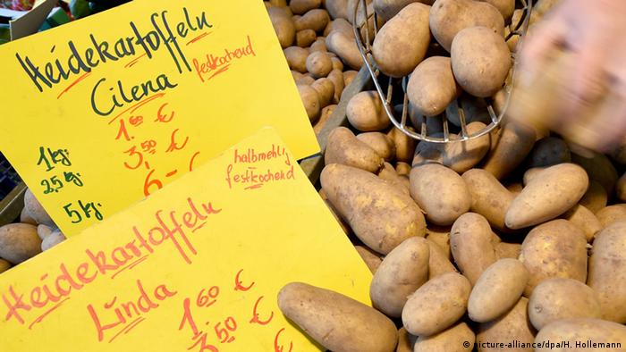 Potatoes at the farmer's market (Photo: picture-alliance/dpa/H. Hollemann)