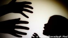 ARCHIV - ILLUSTRATION: Schatten von Händen einer erwachsenen Person und der Kopf eines Kindes an einer Wand eines Zimmers am 12.01.2014 in Frankfurt (Oder) (Brandenburg). Am 25.02. wird in Magdeburg ein Leitfaden der Techniker Krankenkasse zur Früherkennung von Kindesvernachlässigung und -misshandlung vorstellt. Foto: Patrick Pleul/dpa +++(c) dpa - Bildfunk+++ Copyright: picture alliance/dpa/P. Pleul