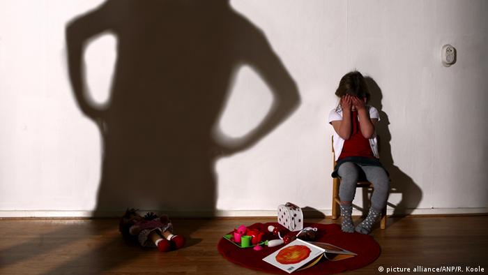 Symbolbild Kindesmisshandlung Bestrafung familiäre Gewalt (picture alliance/ANP/R. Koole)