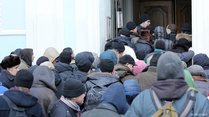 Armenspeisung in Moskau Schlangestehen