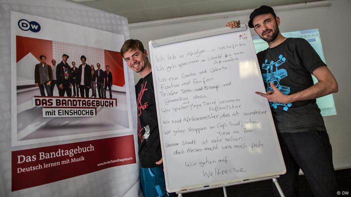 Kurt und Keggy in einem Klassenzimmer