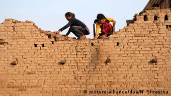 Nepal Kinder klettern auf Ruine