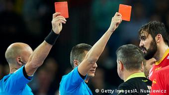 Der Spanier Jorge Maqueda (r.) sieht die Rote Karte und muss vom Platz (Foto: Getty Images/A. Nurkiewicz)