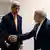John Kerry, secretario de Estado de EE. UU., y Mohammed Zarif, canciller de Irán, se estrechan las manos.