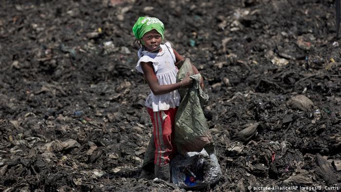 Kenia Kind sammelt Müll in einem Slum in Nairobi
