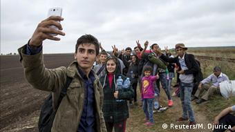 Flüchtlinge aus Syrien knipsen Selfie an der Grenze zwischen Serbien und Ungarn bei Roszke (Foto: Reuters)