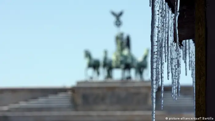 Eiszapfen vor dem Brandenburger Tor in Berlin