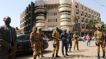Des soldats burkinabè après les attentats dans un Hôtel de Ouagadougou en 2016 Des soldats burkinabè après les attentats dans un Hôtel de Ouagadougou en 2016