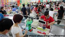ChinaFotoPress/MAXPPP - ZHUJI, CHINA - JUNE 12: (CHINA OUT) People purchase goods at a supermarket on June 12, 2011 in Zhuji, Zhejiang Province of China. According to the National Bureau of Statistics (NBS) on Tuesday, the consumer price index (CPI) rose 5.5 percent year-on-year in May, the highest rate in 34 months. (Photo by Luo Guobin/ChinaFotoPress)***_***418304111; Copyright: picture-alliance/dpa/Chinafotopress