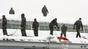 Bundeswehrsoldaten schieben Schnee - Katastrophenarlam wegen Schneemassen