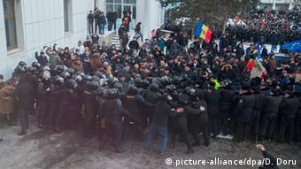 Demonstranten vor dem Parlament in Chisinau