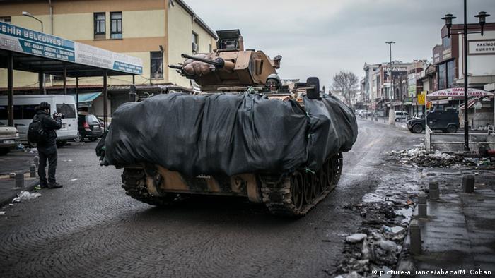 Panzer in der Kurdenhochburg Diyarbakir (Foto: picture alliance)