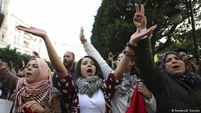 Tunesische Akdemikerinnen demonstrieren in Tunis für eine bessere Wirtschaftspolitik der Regierung (Foto: Reuters)
