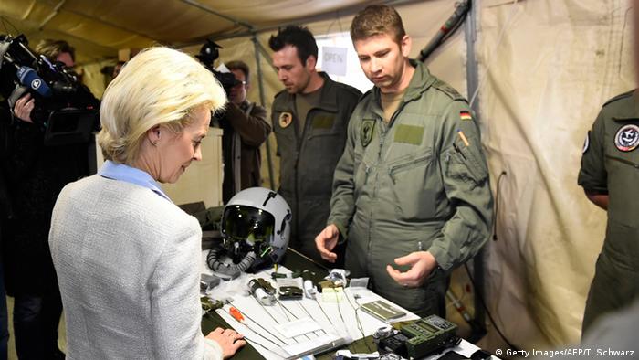 Verteidigungsministerin Ursula von der Leyen mit Soldaten (Foto: Getty Images/AFP/T. Schwarz)