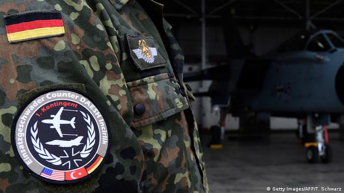 Einsatzgeschwader - Counter IS steht auf dem Abzeichen eines Bundeswehrsoldaten (Foto: Getty Images/AFP/T. Schwarz)