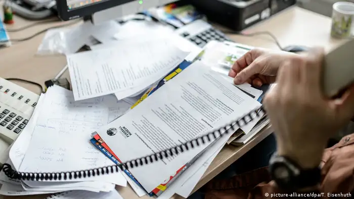 Documents on a desk (picture-alliance/dpa/T. Eisenhuth)