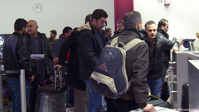 Иракские беженцы перед вылетом в берлинском аэропорту