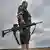 Luptător peshmerga în Irak, cu o armă de aslat G-36