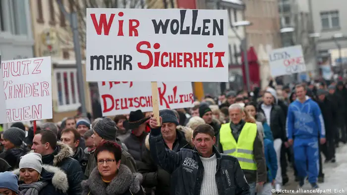 生活在柏林的俄罗斯人上街抗议。图中文字：我们要求更多安全。