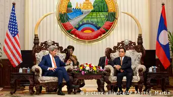Laos John Kerry trifft Thongsing Thammavong