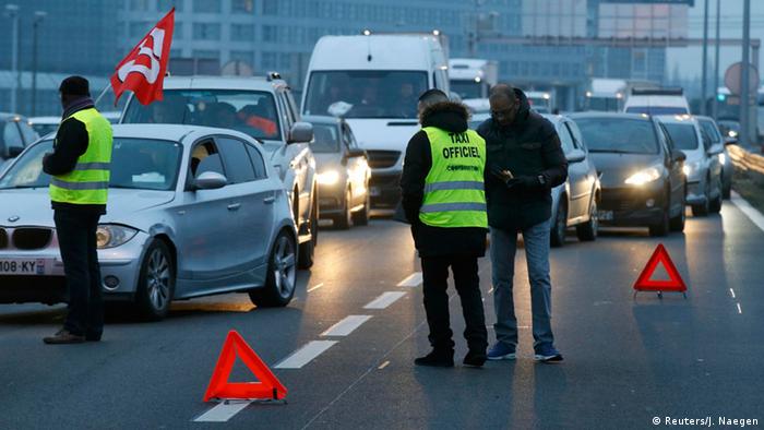 Такстисты перекрыли движение на автостраде