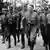 Foto histórica com Hitler de uniforme seguido por homens de uniforme
