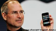 9.1.2007 *** Apple CEO Steve Jobs demonstrates the new iPhone during his keynote address at MacWorld Conference & Expo in San Francisco, Tuesday, Jan. 9, 2007. (AP Photo/Paul Sakuma) Copyright: picture alliance/AP Images/P. Sakuma